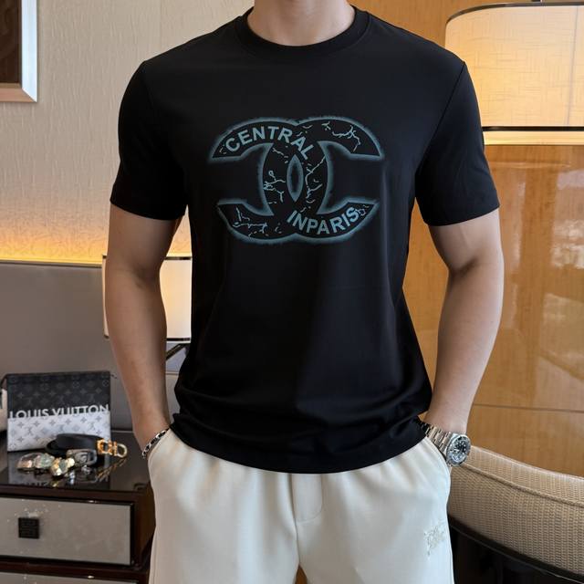 香奈儿- 2025Ss蛇年贺岁款春夏精品短袖T恤 官网同步 高端品质 定制顶级丝光棉面料，顶级大厂1:1制作，时尚大牌重工艺Logo设计，手感柔软细腻 穿着亲肤