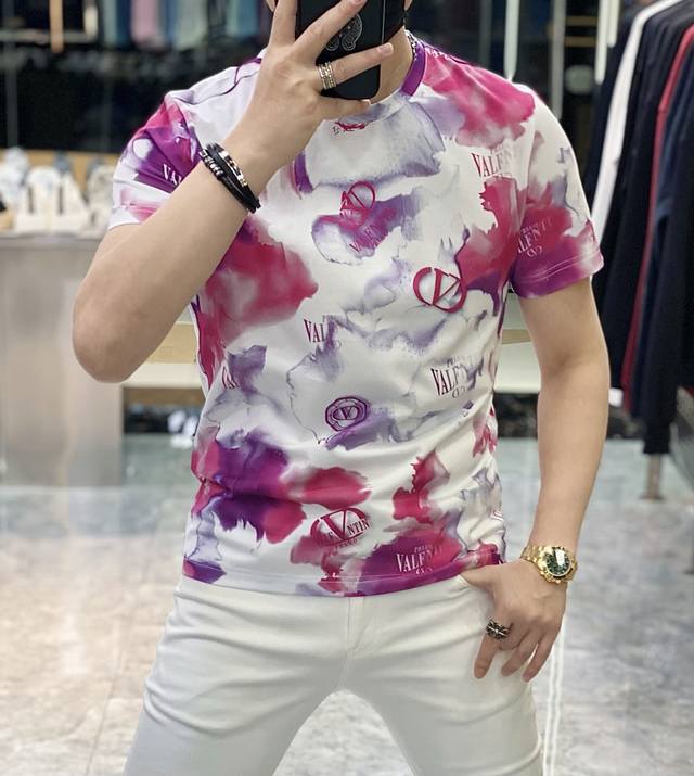 爆款到货 华伦天奴 2025Ss蛇年贺岁款春夏精品5D印花短袖T恤 官网同步 高端品质 定制顶级双丝光棉面料，顶级大厂1:1制作，时尚大牌重工艺Logo设计，手