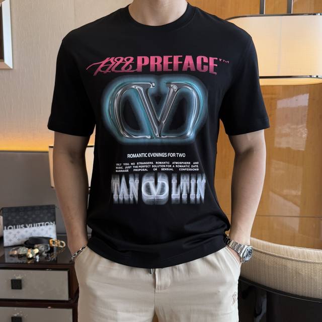 华伦天奴 2025Ss蛇年贺岁款春夏精品宽松版短袖T恤 官网同步 高端品质 定制顶级长绒棉面料，顶级大厂1:1制作，时尚大牌重工艺Logo设计，手感柔软细腻 穿