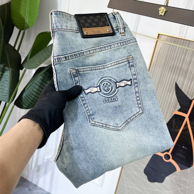 古奇 2025Ss蛇年春夏牛仔裤。原单1:1制作，日常必备的完美之选，简单大气亦时尚有型，定制进口丹宁面料 ，重工洗水工艺，做工复杂工艺精湛。轻松迎合四季需要，