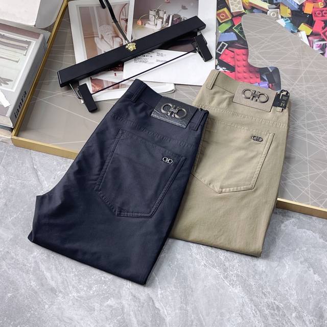 菲拉格慕 2025Ss年春夏专柜同步爆款休闲裤，本季必入百搭款式，上身极为出挑，超级百搭款 ，原版1:1复刻，三标齐全！专柜最新时尚元素设计，进口定织高品质欧棉