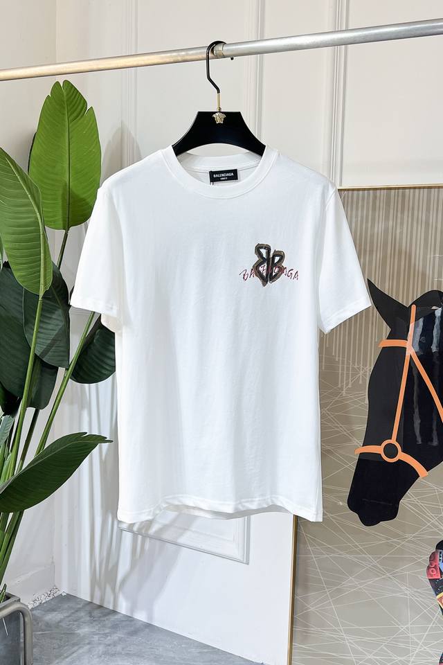 巴黎世家 2025Ss蛇年贺岁款春夏精品短袖T恤 官网同步 高端品质 定制顶级纯棉面料，顶级大厂1:1制作，时尚大牌重工艺Logo设计，手感柔软细腻 穿着亲肤舒