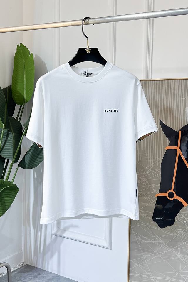 巴宝莉 2025Ss蛇年贺岁款春夏精品微阔短袖T恤 官网同步 高端品质 定制顶级丝光棉面料，顶级大厂1:1制作，时尚大牌重工艺Logo设计，手感柔软细腻 穿着亲