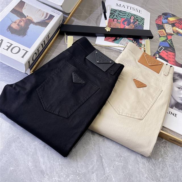 普拉达 2025Ss蛇年春夏贺岁款休闲裤。原单1:1制作，日常必备的完美之选，简单大气亦时尚有型，定制进口欧棉面料 ，重工洗水工艺，做工复杂工艺精湛。轻松迎合四