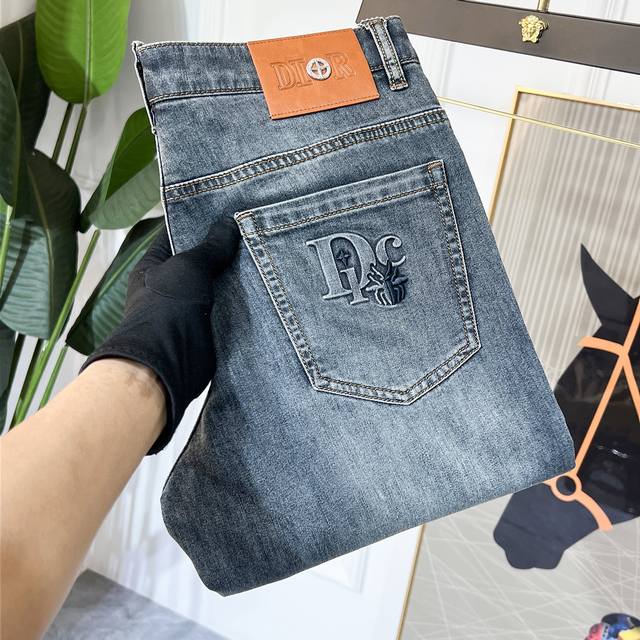 迪奥- 2025Ss蛇年春夏牛仔裤。原单1:1制作，日常必备的完美之选，简单大气亦时尚有型，定制进口丹宁面料 ，重工洗水工艺，做工复杂工艺精湛。轻松迎合四季需要