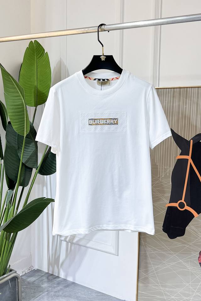 巴宝莉 2025Ss蛇年贺岁款春夏精品短袖T恤 官网同步 高端品质 定制顶级纯棉面料，顶级大厂1:1制作，时尚大牌重工艺Logo设计，手感柔软细腻 穿着亲肤舒适