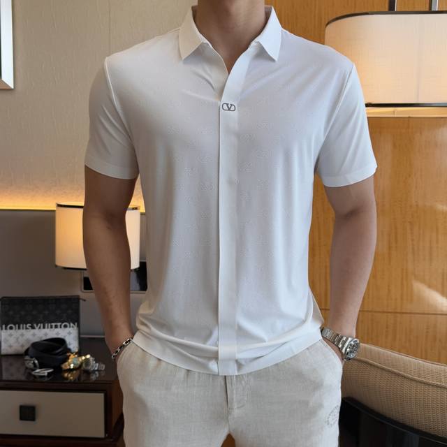 华伦天奴- 2025Ss蛇年春夏新款Polo领短袖系列。精选优质丝光棉面料，时尚大牌元素Logo设计，上身版型超赞，面料细腻舒适透气，随意搭配都超级好看时尚型男