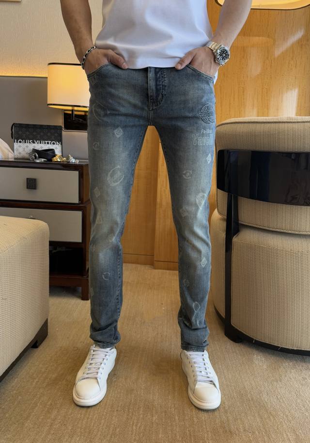 卡瓦利- 2025Ss蛇年春夏贺岁款牛仔裤。原单1:1制作，日常必备的完美之选，简单大气亦时尚有型，定制进口丹宁面料 ，重工洗水工艺，做工复杂工艺精湛。轻松迎合