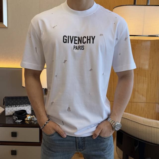 纪梵希- 2025Ss蛇年贺岁款春夏精品宽松版短袖T恤 官网同步 高端品质 定制顶级长绒棉面料，顶级大厂1:1制作，时尚大牌重工艺Logo设计，手感柔软细腻 穿