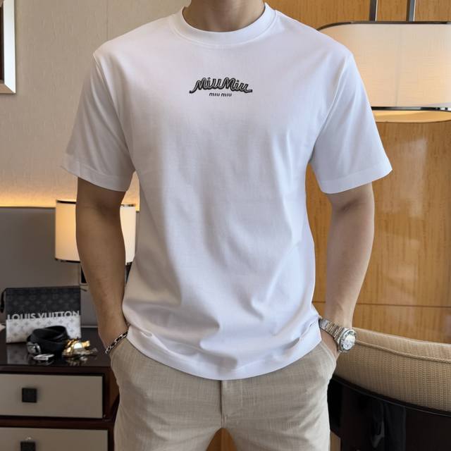 谬谬- 2025Ss蛇年贺岁款春夏精品微阔短袖T恤 官网同步 高端品质 定制顶级长绒棉面料，顶级大厂1:1制作，时尚大牌重工艺Logo设计，手感柔软细腻 穿着亲