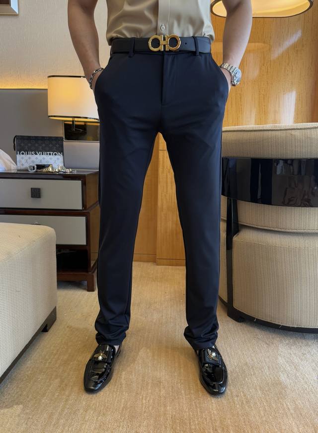 巴宝莉- 2025Ss年春夏专柜同步爆款休闲裤，本季必入百搭款式，上身极为出挑，超级百搭款 ，原版1:1复刻，三标齐全！专柜最新时尚元素设计，进口定织高品质欧棉