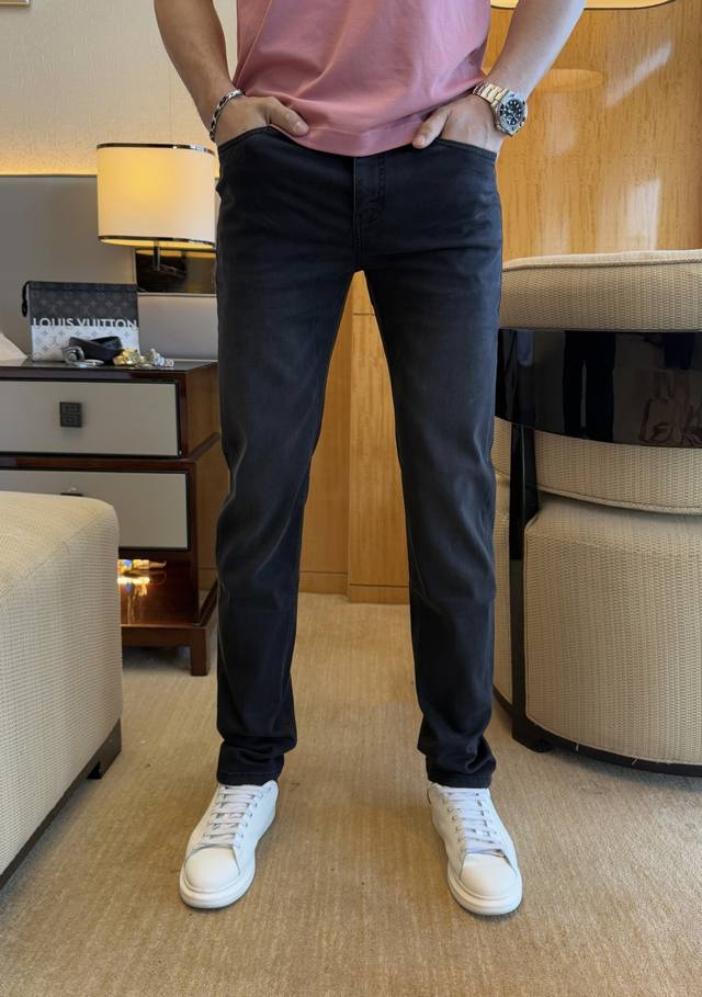 谬谬- 2025Ss蛇年春夏贺岁款牛仔裤。原单1:1制作，日常必备的完美之选，简单大气亦时尚有型，定制进口丹宁面料 ，重工洗水工艺，做工复杂工艺精湛。轻松迎合四