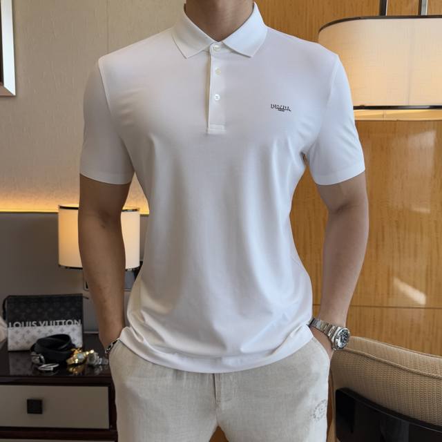 普拉达 2025Ss蛇年春夏新款Polo领短袖系列。精选优质双丝光棉面料，时尚大牌元素Logo设计，上身版型超赞，面料细腻舒适透气，随意搭配都超级好看时尚型男必