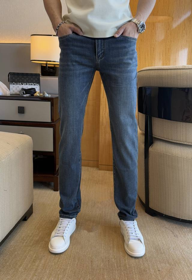 Lulu- 2025Ss蛇年春夏贺岁款牛仔裤。原单1:1制作，日常必备的完美之选，简单大气亦时尚有型，定制进口丹宁面料 ，重工洗水工艺，做工复杂工艺精湛。轻松迎