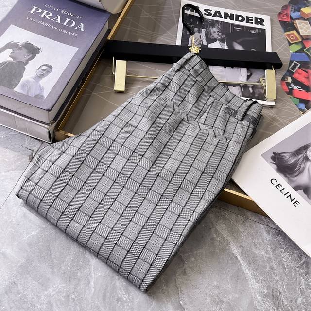 巴宝莉 2025Ss蛇年春夏贺岁款9分休闲裤。原单1:1制作，日常必备的完美之选，简单大气亦时尚有型，定制进口欧棉面料 ，重工洗水工艺，做工复杂工艺精湛。轻松迎