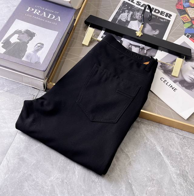 杰尼娅 2025Ss蛇年春夏贺岁款9分休闲裤。原单1:1制作，日常必备的完美之选，简单大气亦时尚有型，定制进口欧棉面料 ，重工洗水工艺，做工复杂工艺精湛。轻松迎