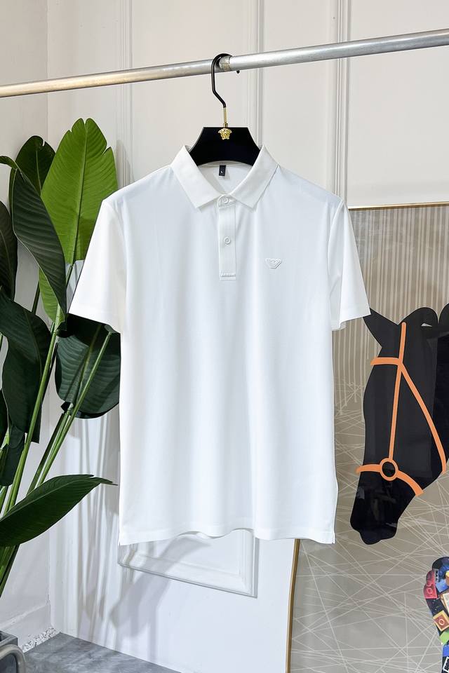 阿玛尼 2025Ss蛇年春夏新款Polo领短袖系列。精选优质冰丝棉面料，时尚大牌元素Logo设计，上身版型超赞，面料细腻舒适透气，随意搭配都超级好看时尚型男必备