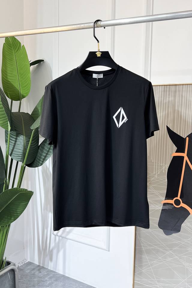 迪奥 2025Ss年贺岁款春夏精品短袖T恤 官网同步 高端品质 定制顶级丝光棉面料，顶级大厂1:1制作，时尚大牌重工艺Logo设计，手感柔软细腻 穿着亲肤舒适