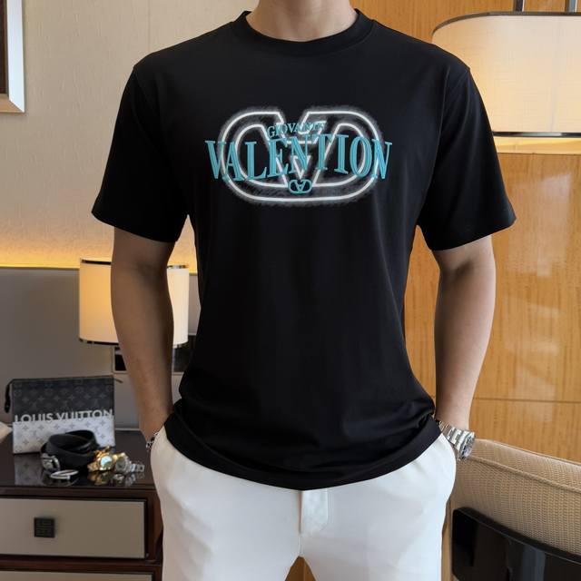 华伦天奴 2025Ss蛇年贺岁款春夏精品微阔短袖T恤 官网同步 高端品质 定制顶级丝光棉面料，顶级大厂1:1制作，时尚大牌重工艺Logo设计，手感柔软细腻 穿着