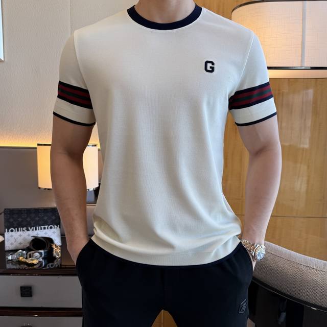 爆款到货！ 古奇 2025Ss蛇年贺岁款春夏精品短袖T恤 官网同步 高端品质 定制顶级长绒棉面料，顶级大厂1:1制作，时尚大牌重工艺Logo设计，手感柔软细腻