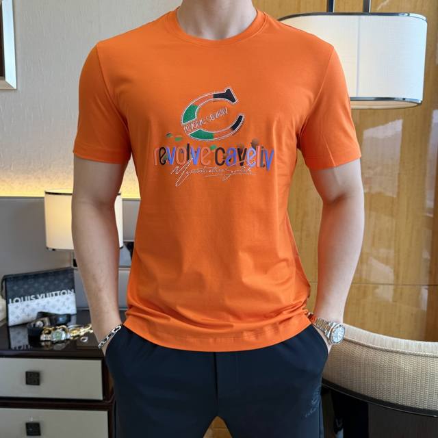 卡瓦利 2025Ss蛇年贺岁款春夏精品短袖T恤 官网同步 高端品质 定制顶级丝光棉面料，顶级大厂1:1制作，时尚大牌重工艺Logo设计，手感柔软细腻 穿着亲肤舒