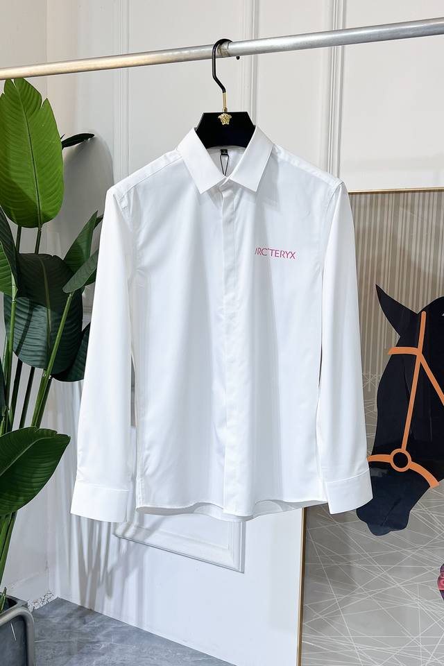 始祖鸟 Ss春装时尚大爆款精品长袖衬衫，贸易公司渠道货，品相完美如斯，属于入柜级别，可预见性的爆款，高级定制进口高级棉混纺面料，大师级剪裁，质感无敌，亲肤性极佳