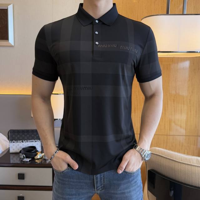 谬谬- 2025Ss蛇年春夏新款Polo领短袖系列。精选优质丝光棉面料，时尚大牌元素Logo设计，上身版型超赞，面料细腻舒适透气，随意搭配都超级好看时尚型男必备