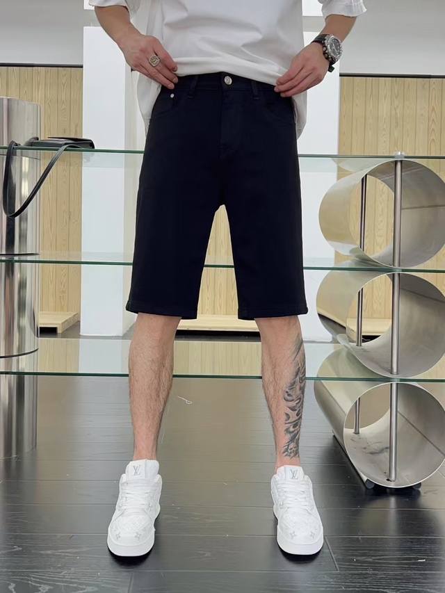 蒙口 2025Ss蛇年春夏牛仔短裤。原单1:1制作，日常必备的完美之选，简单大气亦时尚有型，定制进口丹宁面料 ，重工洗水工艺，做工复杂工艺精湛。轻松迎合四季需要