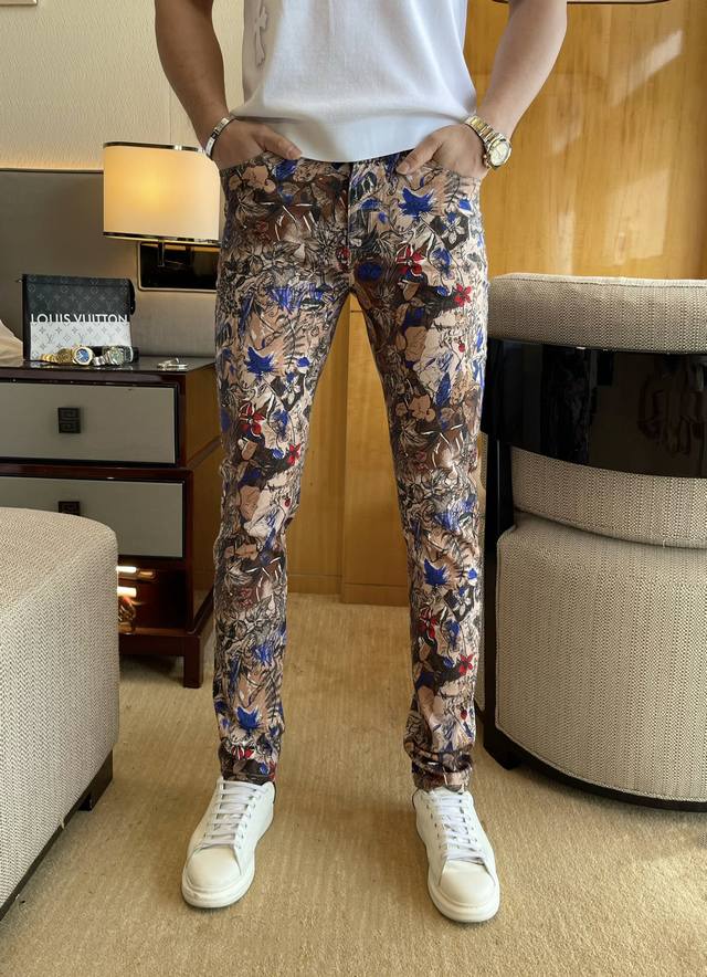 布鲁提 2025Ss年春夏专柜同步爆款休闲裤，本季必入百搭款式，上身极为出挑，超级百搭款 ，原版1:1复刻，三标齐全！专柜最新时尚元素设计，进口定织高品质欧棉面