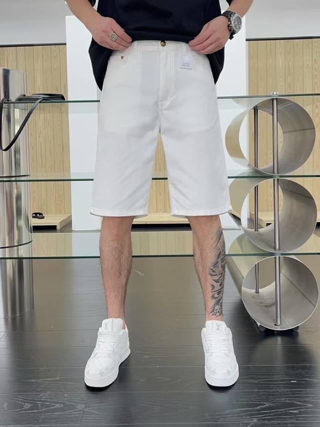 范思哲- 2025Ss蛇年春夏牛仔短裤。原单1:1制作，日常必备的完美之选，简单大气亦时尚有型，定制进口丹宁面料 ，重工洗水工艺，做工复杂工艺精湛。轻松迎合四季