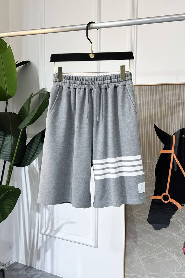 Tb 2025Ss官网同步夏季新款高档短裤，采用进口棉原版定制面料 质感舒适百搭 透气性极佳 奢华经典品牌Logo设计 时尚简约大气上档次 透气性极佳 版型立体