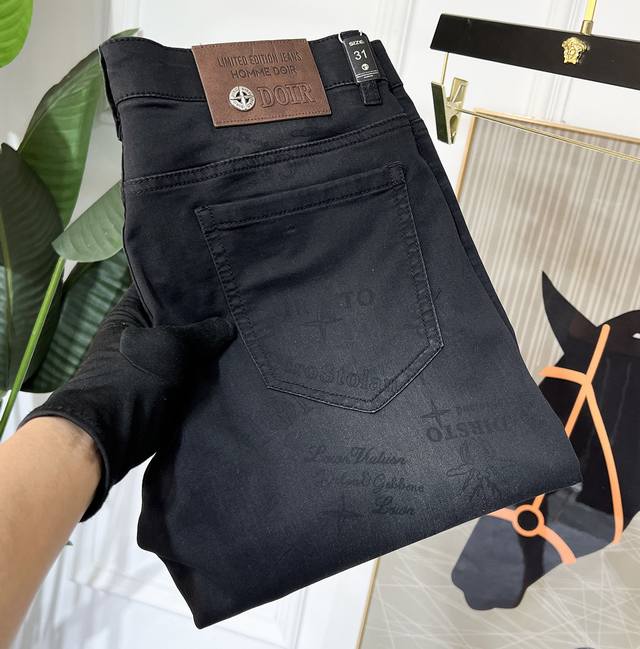 石头岛- 2025Ss蛇年春夏牛仔裤。原单1:1制作，日常必备的完美之选，简单大气亦时尚有型，定制进口丹宁面料 ，重工洗水工艺，做工复杂工艺精湛。轻松迎合四季需