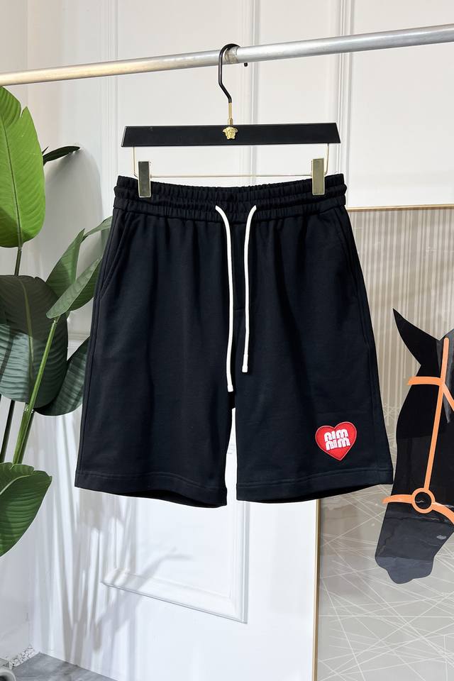 谬谬- 2025Ss官网同步夏季新款高档短裤，采用进口棉原版定制面料 质感舒适百搭 透气性极佳 奢华经典品牌Logo设计 时尚简约大气上档次 透气性极佳 版型立