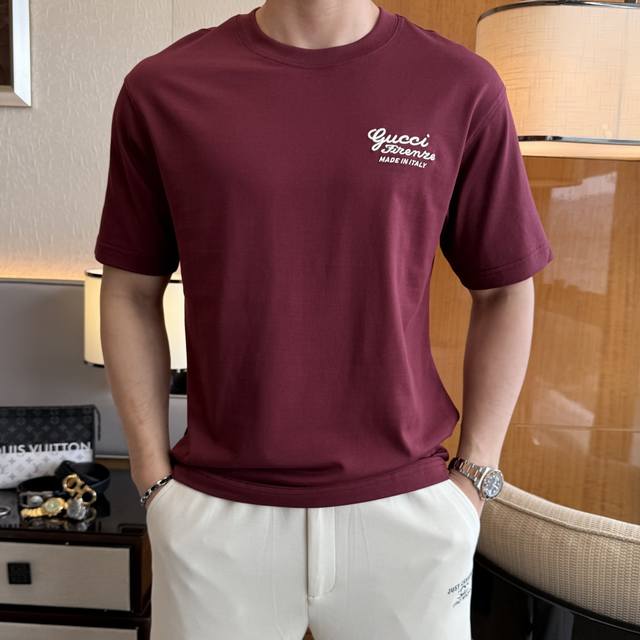 古奇- 2025Ss蛇年贺岁款春夏精品宽松版短袖T恤 官网同步 高端品质 定制顶级长绒棉面料，顶级大厂1:1制作，时尚大牌重工艺Logo设计，手感柔软细腻 穿着