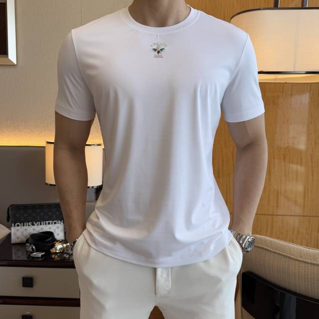 西太后 2025Ss蛇年贺岁款春夏精品短袖T恤 官网同步 高端品质 定制顶级丝光棉面料,顶级大厂1:1制作,时尚大牌重工艺Logo设计,手感柔软细腻 穿着亲肤舒 西太后 2025Ss蛇年贺岁款春夏精品短袖T恤 官网同步 高端品质 定制顶级丝光棉面料,顶级大厂1:1制作,时尚大牌重工艺Logo设计,手感柔软细腻 穿着亲肤舒