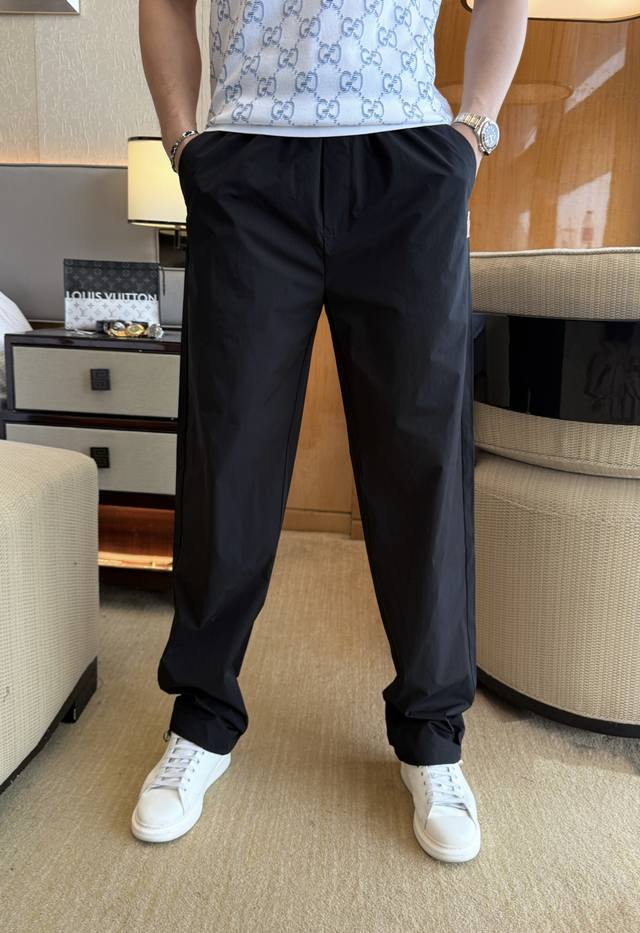 蒙口 2025Ss蛇年春夏专柜同步爆款宽腿休闲裤，本季必入百搭款式，上身极为出挑，超级百搭款 ，原版1:1复刻，三标齐全！专柜最新时尚元素设计，进口定织高品质欧