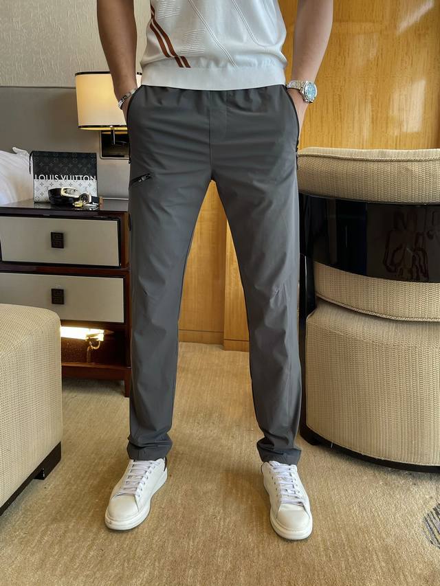 蒙口 2025Ss春夏专柜同步爆款休闲裤，本季必入百搭款式，上身极为出挑，超级百搭款 ，原版1:1复刻，三标齐全！专柜最新时尚元素设计，进口定织高品质欧棉面料，