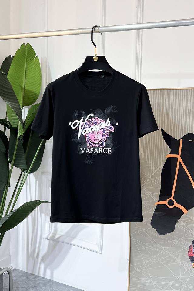 范思哲 2025Ss蛇年贺岁款春夏精品印花短袖T恤 官网同步 高端品质 定制顶级丝光棉面料，顶级大厂1:1制作，时尚大牌重工艺Logo设计，手感柔软细腻 穿着亲