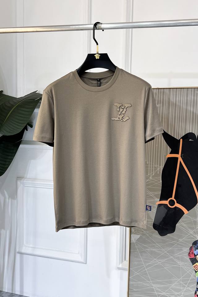 Lv 2025Ss蛇年贺岁款春夏精品短袖T恤 官网同步 高端品质 定制顶级丝光棉面料，顶级大厂1:1制作，时尚大牌重工艺Logo设计，手感柔软细腻 穿着亲肤舒适