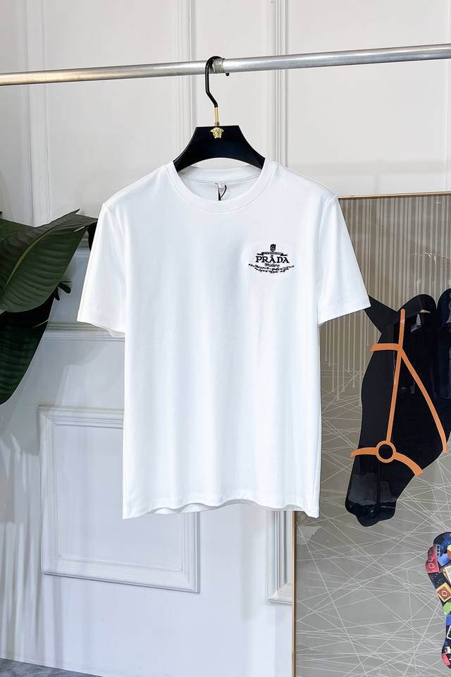 普拉达 2025Ss蛇年贺岁款春夏精品短袖T恤 官网同步 高端品质 定制顶级丝光棉面料，顶级大厂1:1制作，时尚大牌重工艺Logo设计，手感柔软细腻 穿着亲肤舒