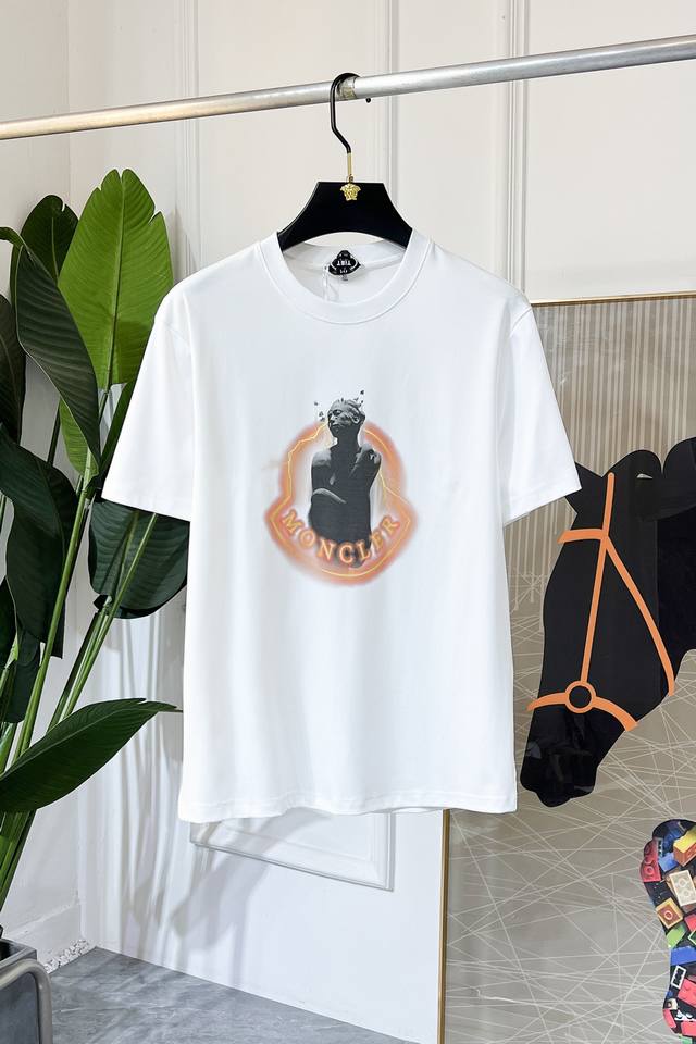 蒙口 2025Ss蛇年贺岁款春夏精品宽松版短袖T恤 官网同步 高端品质 定制顶级丝光棉面料，顶级大厂1:1制作，时尚大牌重工艺Logo设计，手感柔软细腻 穿着亲