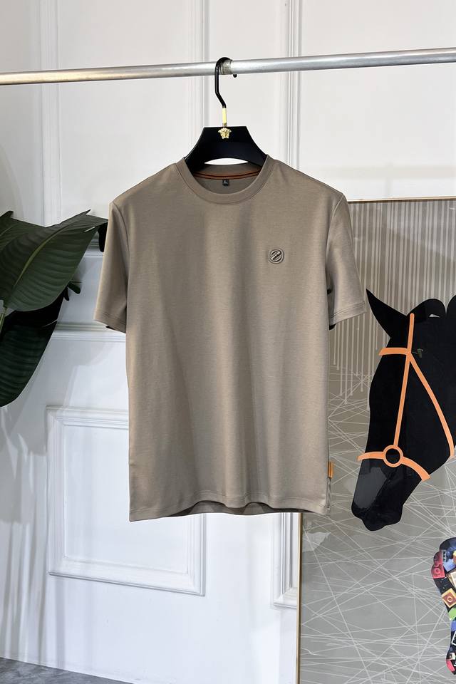 杰尼娅 2025Ss蛇年贺岁款春夏精品短袖T恤 官网同步 高端品质 定制顶级丝光棉面料，顶级大厂1:1制作，时尚大牌重工艺Logo设计，手感柔软细腻 穿着亲肤舒