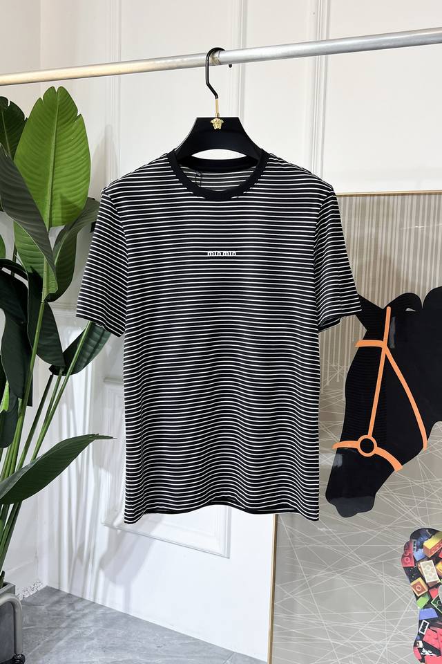 谬谬- 2025Ss蛇年贺岁款春夏精品短袖T恤 官网同步 高端品质 定制顶级丝光棉面料，顶级大厂1:1制作，时尚大牌重工艺Logo设计，手感柔软细腻 穿着亲肤舒