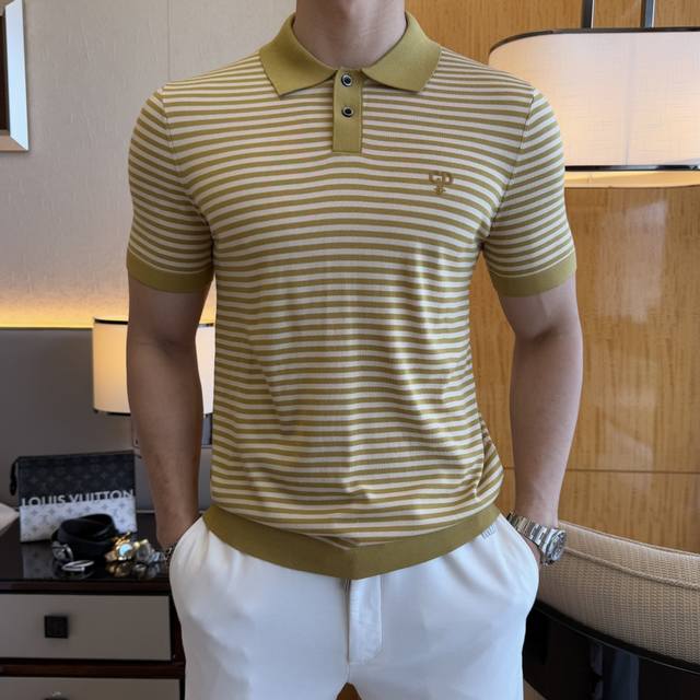 华伦天奴 2025Ss蛇年春夏新款Polo领针织短袖系列。精选优质蚕丝棉面料，时尚大牌元素Logo设计，上身版型超赞，面料细腻舒适透气，随意搭配都超级好看时尚型