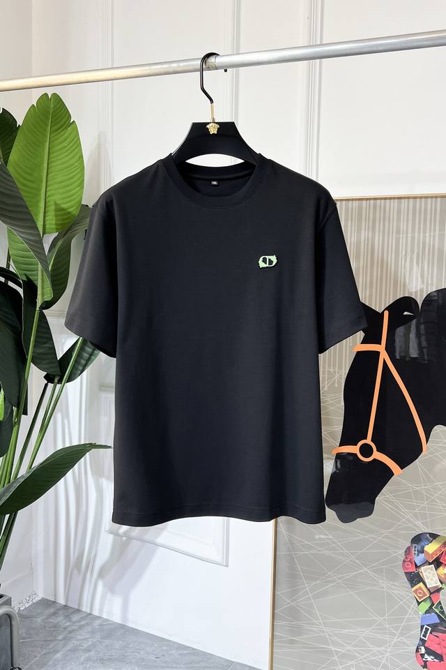 迪奥- 2025Ss蛇年贺岁款春夏精品短袖T恤 官网同步 高端品质 定制顶级长绒棉面料，顶级大厂1:1制作，时尚大牌重工艺Logo设计，手感柔软细腻 穿着亲肤舒