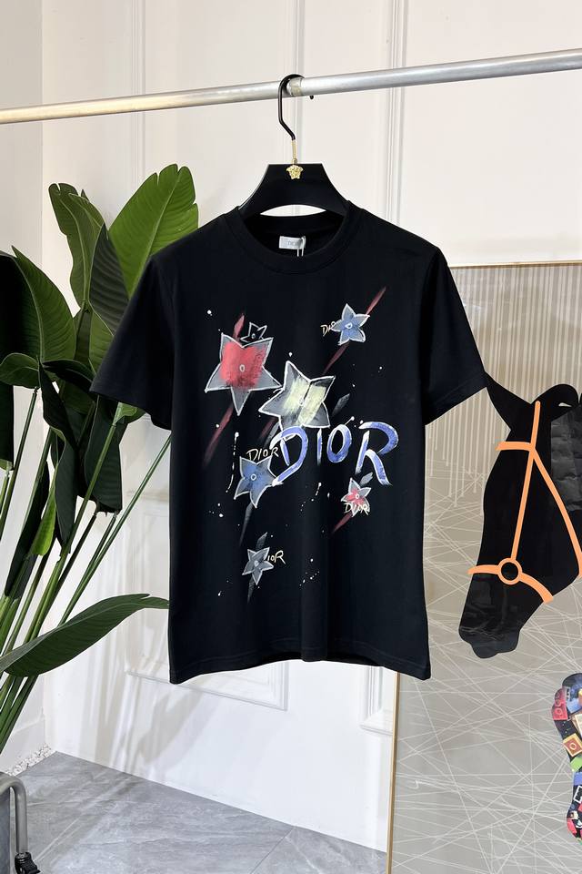 迪奥 2025Ss蛇年贺岁款春夏精品短袖T恤 官网同步 高端品质 定制顶级丝光棉面料，顶级大厂1:1制作，时尚大牌重工艺Logo设计，手感柔软细腻 穿着亲肤舒适
