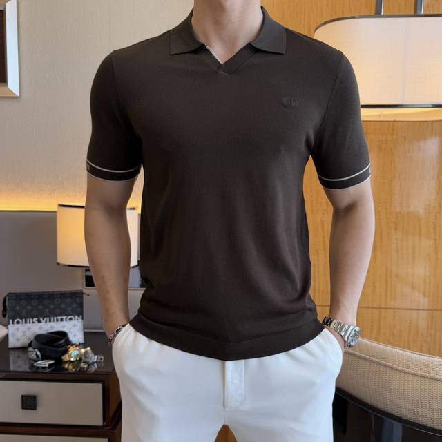 Lulu 2025Ss蛇年春夏新款Polo领针织短袖系列。精选优质蚕丝棉面料，时尚大牌元素Logo设计，上身版型超赞，面料细腻舒适透气，随意搭配都超级好看时尚型