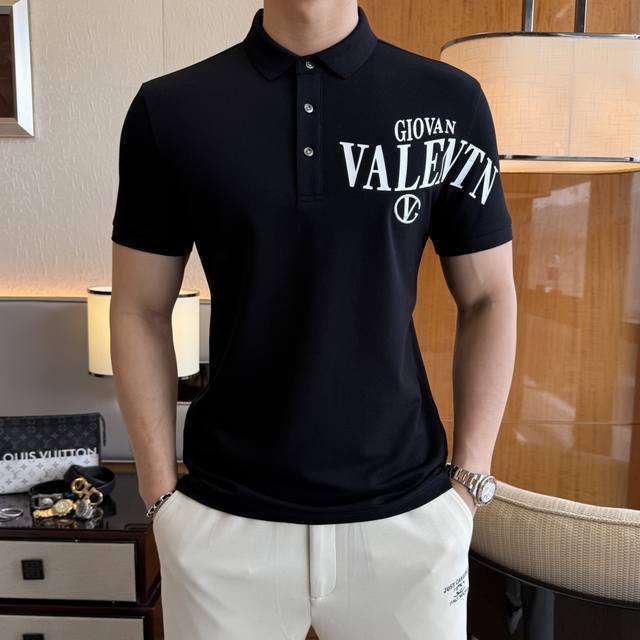 华伦天奴 2025Ss蛇年春夏新款Polo领短袖系列。精选优质双丝光珠地棉面料，时尚大牌元素Logo设计，上身版型超赞，面料细腻舒适透气，随意搭配都超级好看时尚