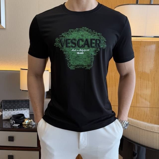 范思哲 2025Ss蛇年贺岁款春夏精品短袖T恤 官网同步 高端品质 定制顶级双丝光面料，顶级大厂1:1制作，时尚大牌重工艺Logo设计，手感柔软细腻 穿着亲肤舒