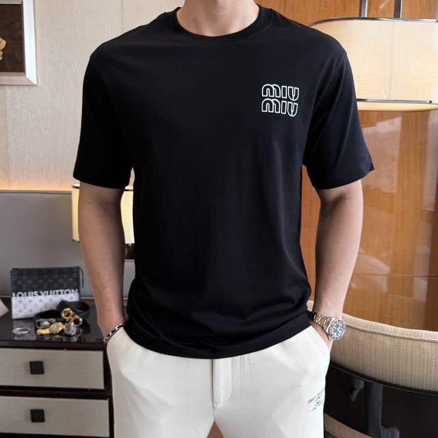 谬谬- 2025Ss蛇年贺岁款春夏精品宽松版短袖T恤 官网同步 高端品质 定制顶级长绒棉面料，顶级大厂1:1制作，时尚大牌重工艺Logo设计，手感柔软细腻 穿着